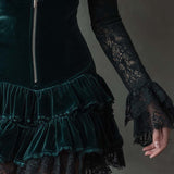 Mini obleka iz temno zelene žameta z čipkastimi rokavi